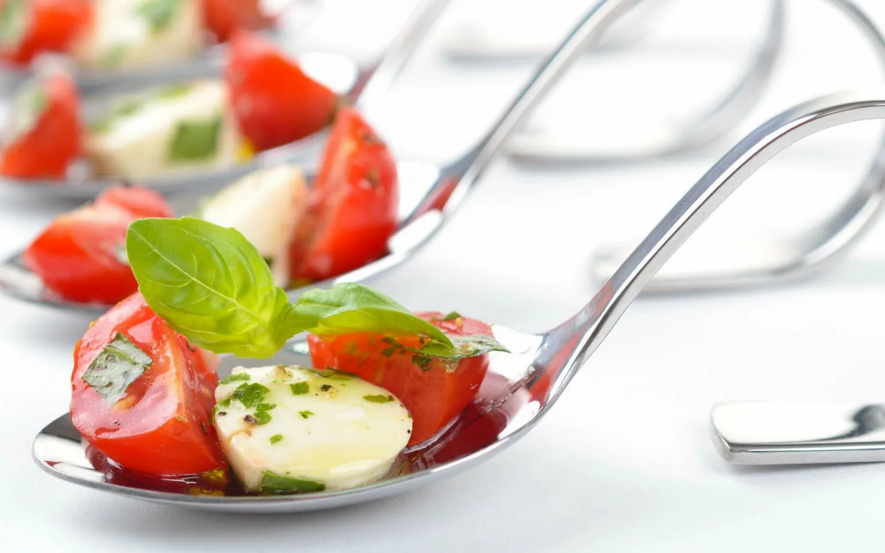 Plantează-l primăvara lângă roșii. Atunci vei putea culege coșuri întregi de fructe din grădină.