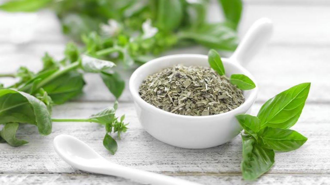 Trei plante aromatice pe care merită să le plantați în februarie pentru a vă umple grădina cu un miros plăcut.